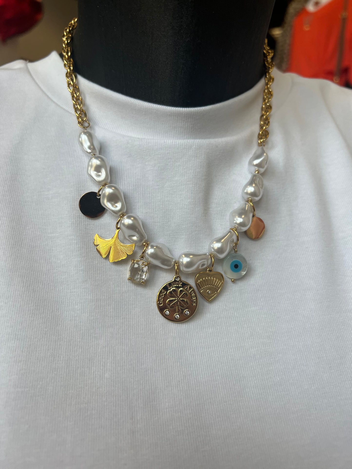 collier avec perles finition nacrées