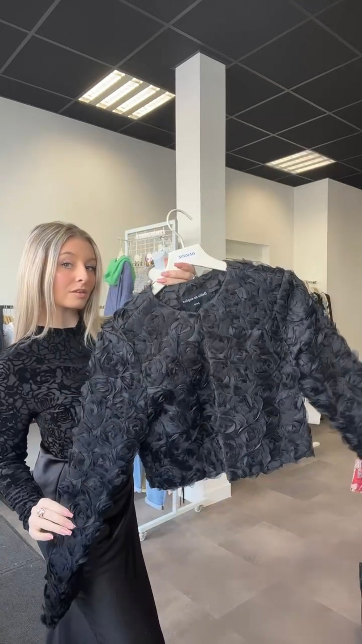 (39) veste fleurs relief