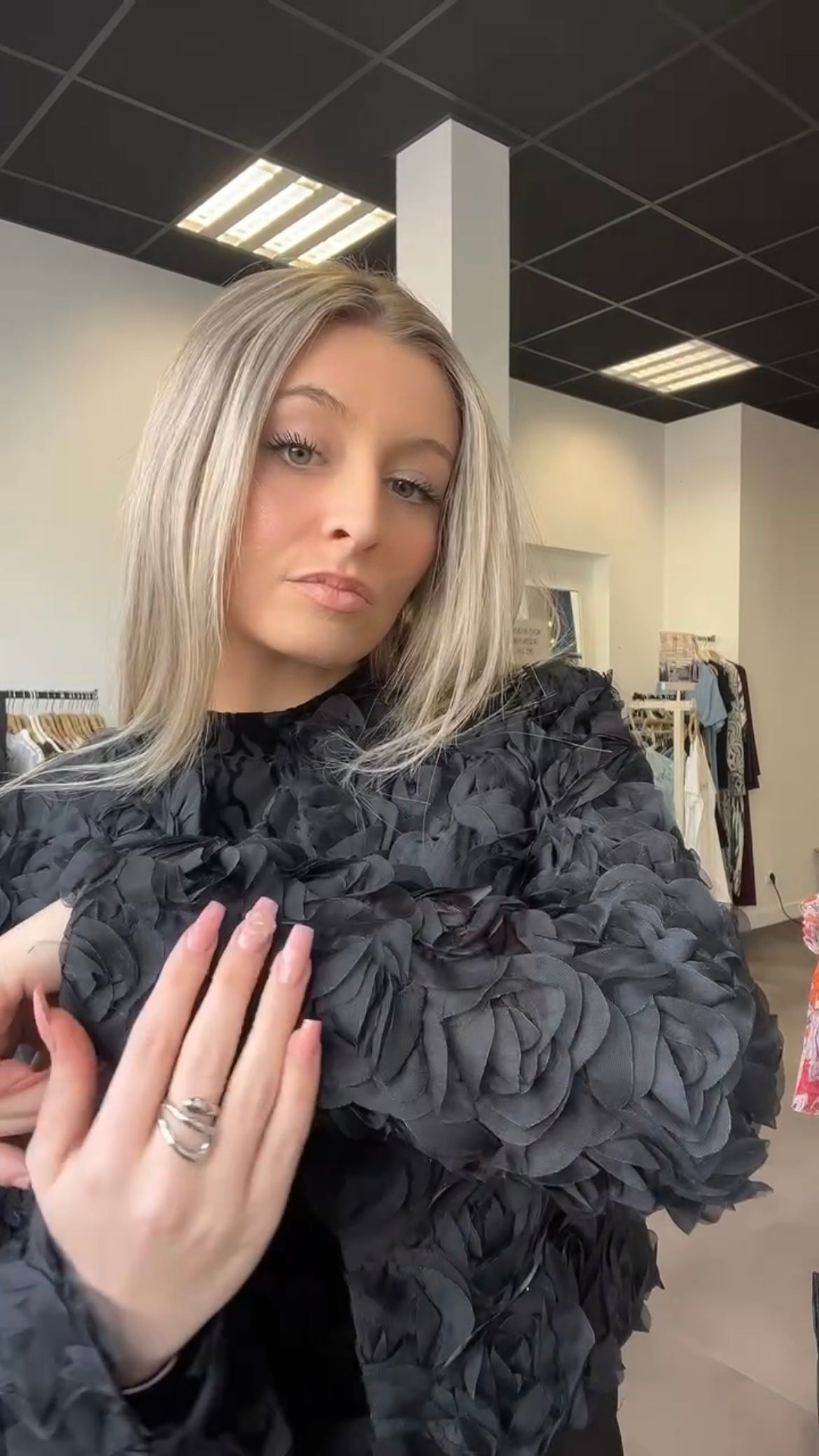 (39) veste fleurs relief