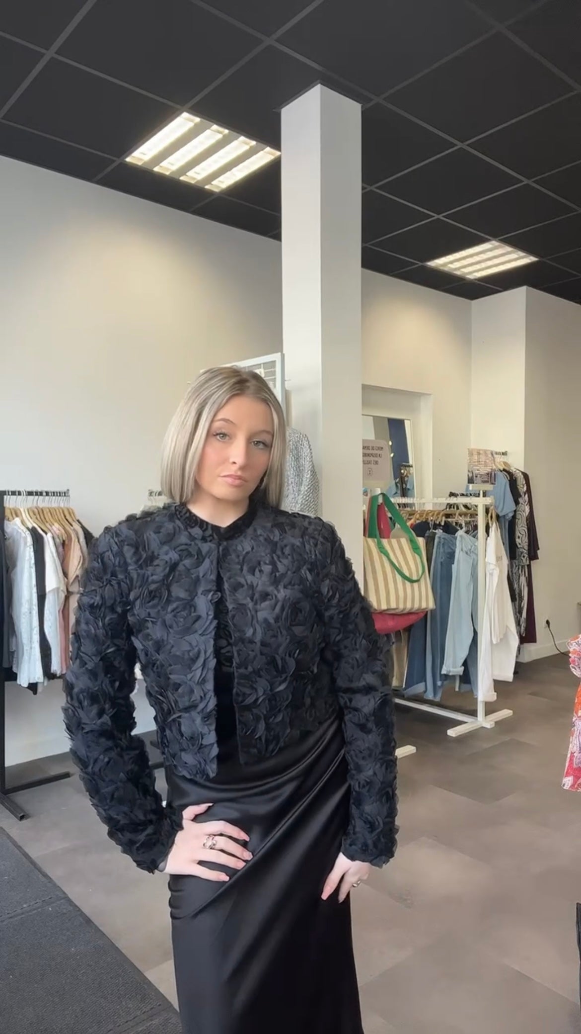 (39) veste fleurs relief
