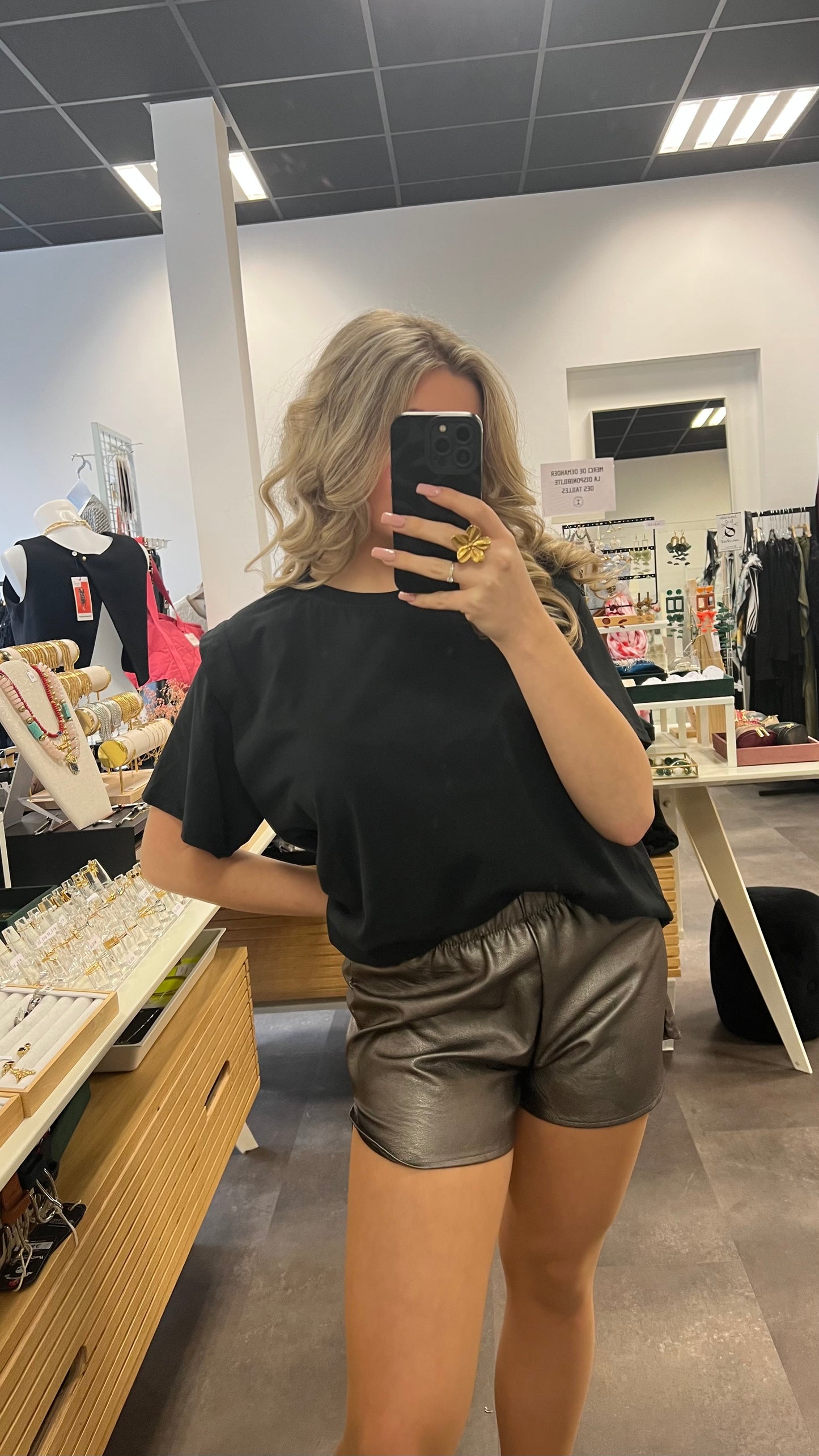 short en similicuir