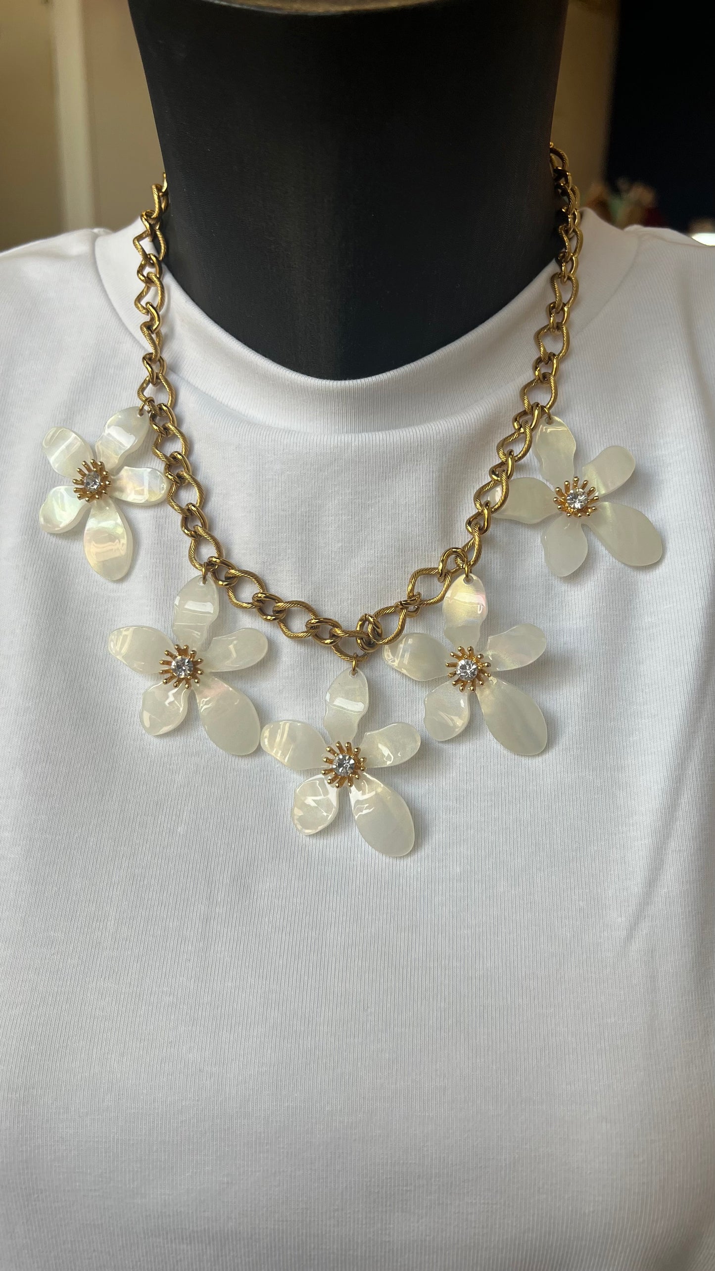 collier à fleurs finition nacrée