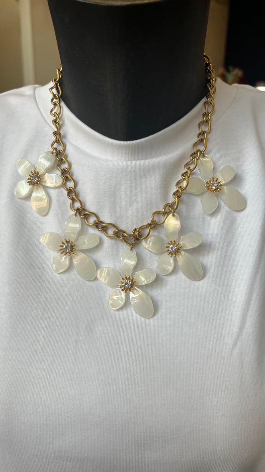 collier à fleurs finition nacrée