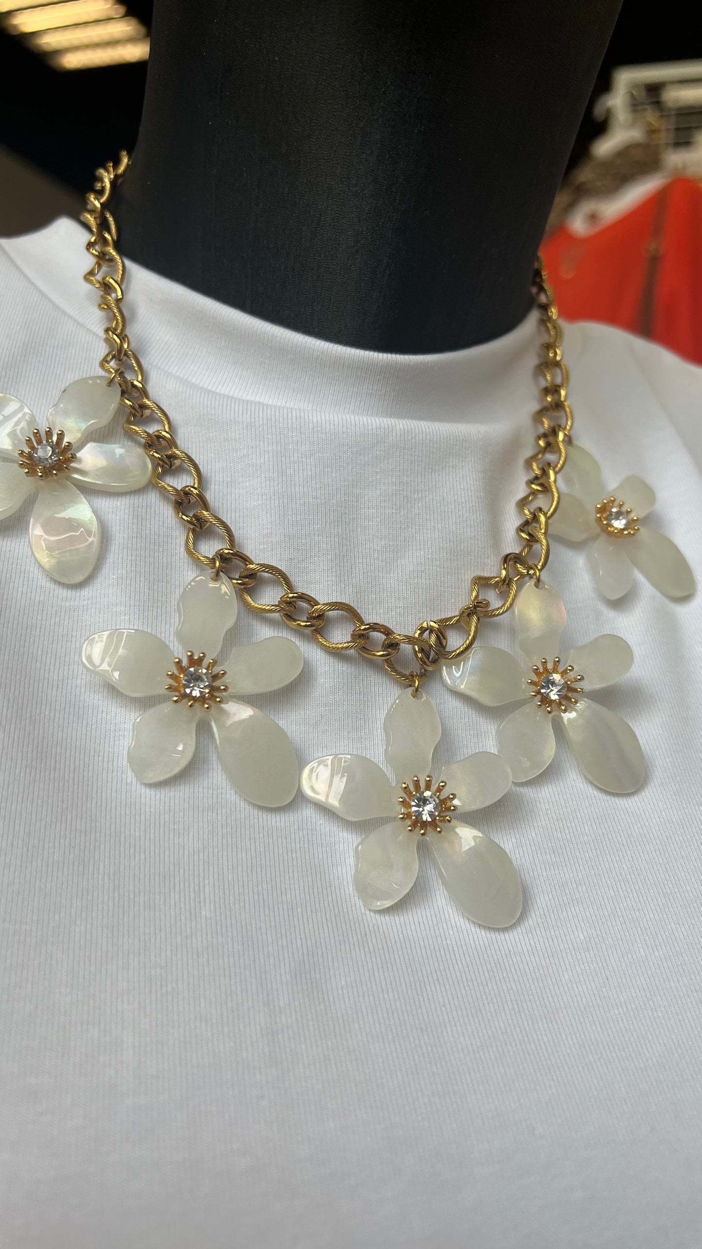 collier à fleurs finition nacrée