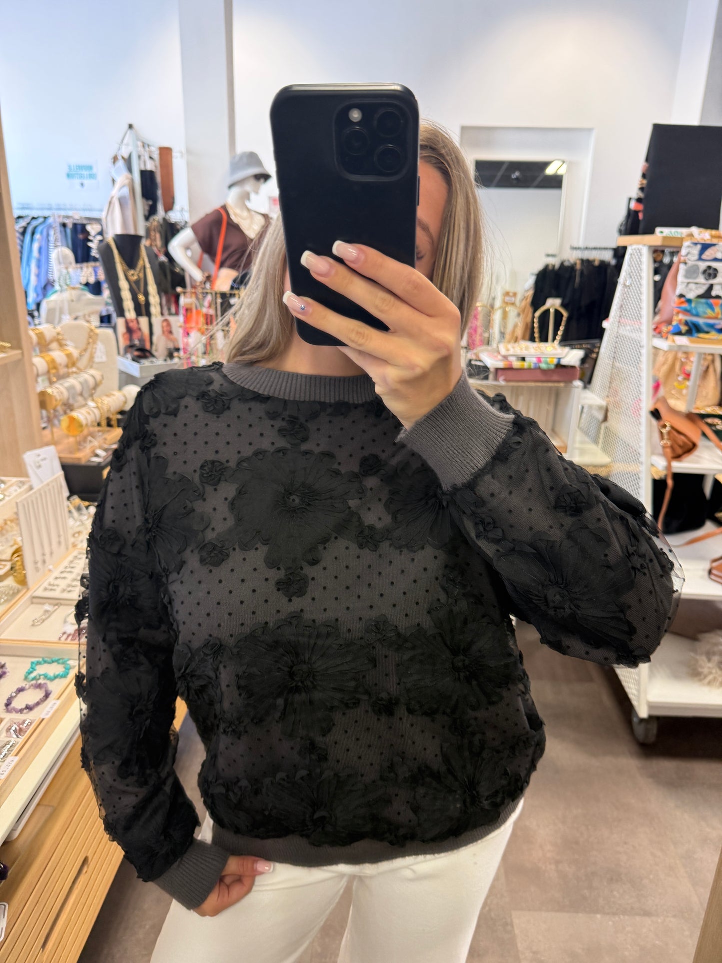 pull noir fleurs 3D