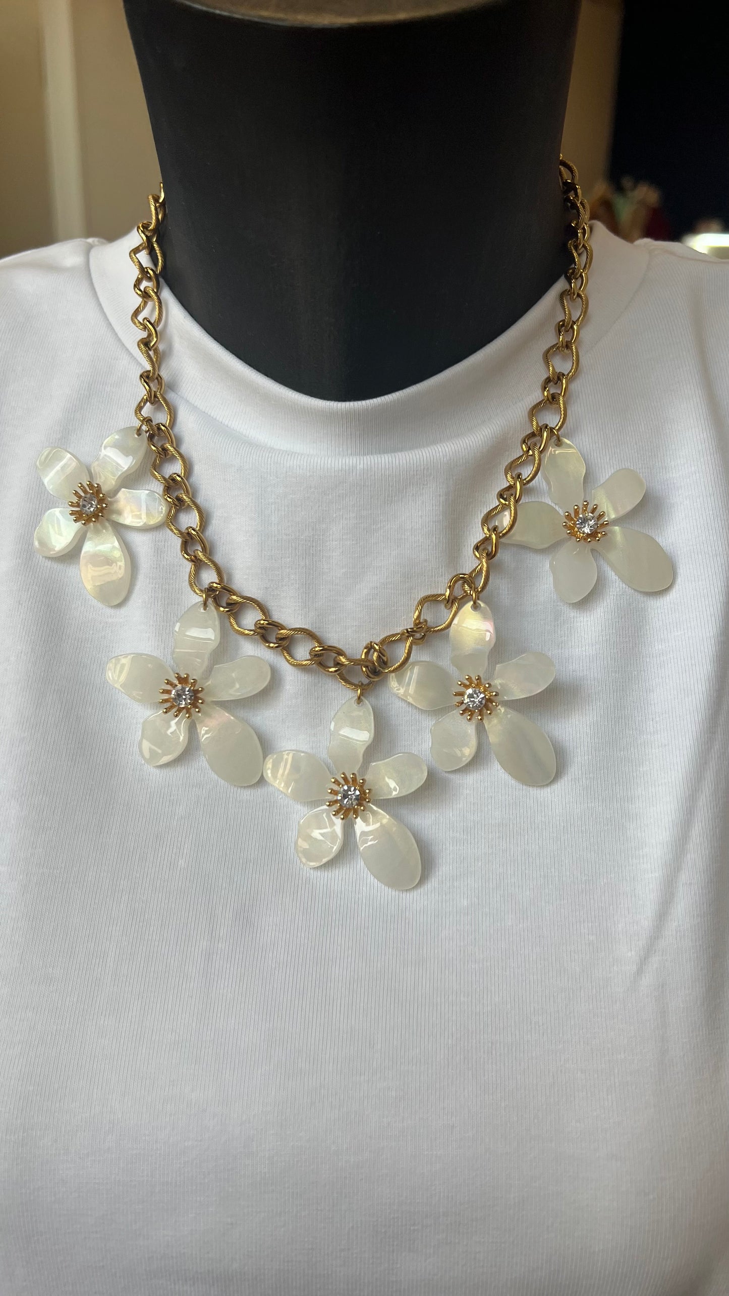 collier à fleurs finition nacrée