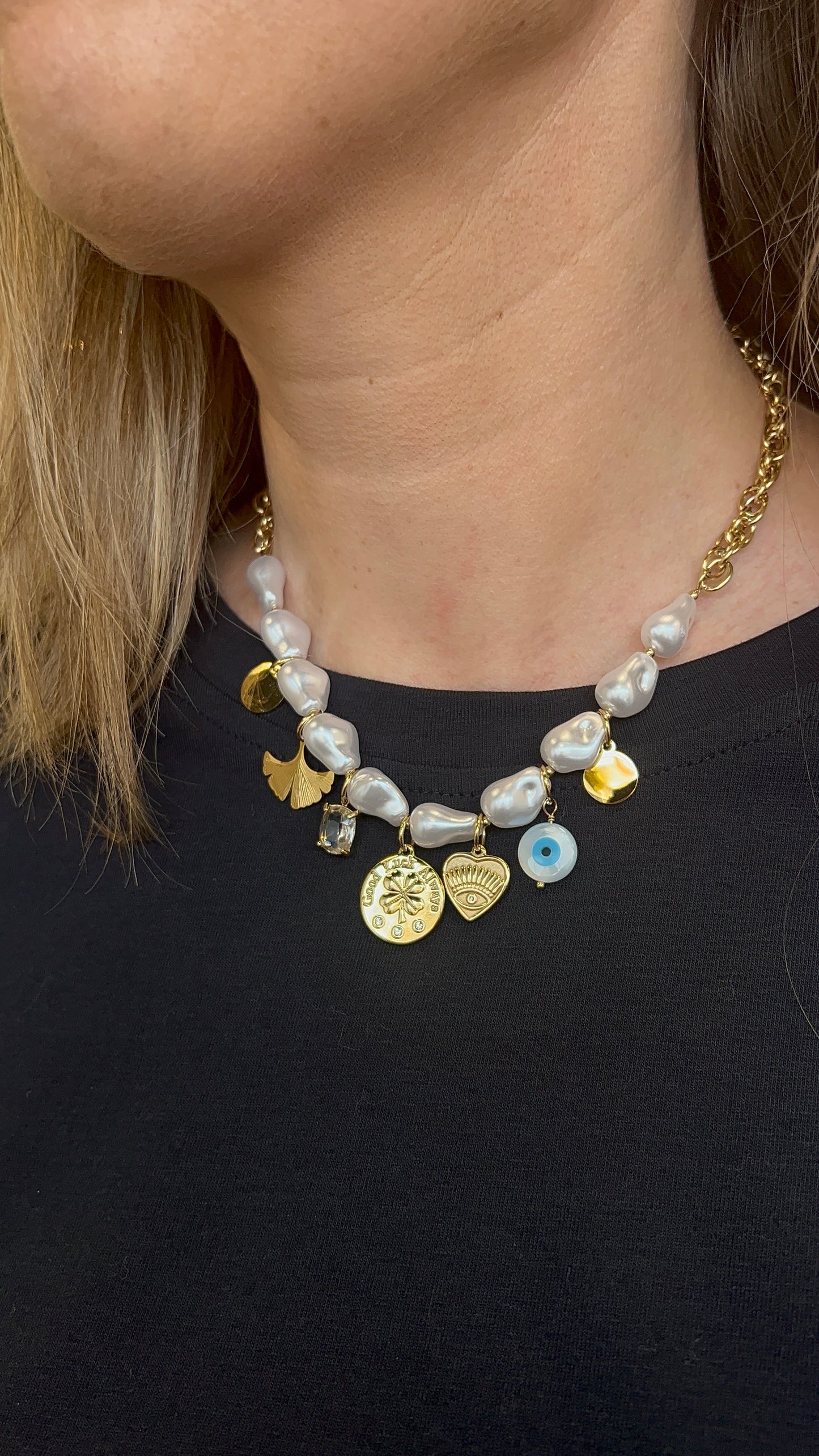 collier avec perles finition nacrées