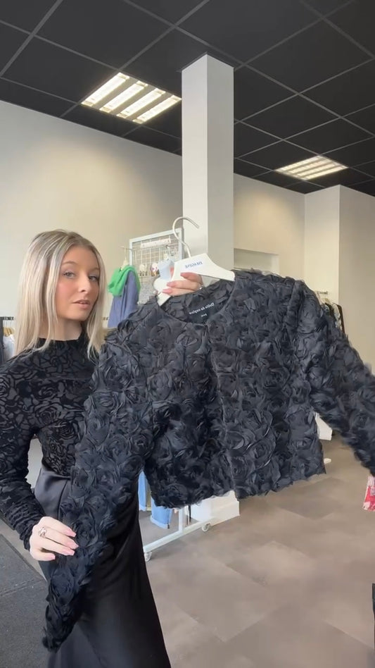 (39) veste fleurs relief