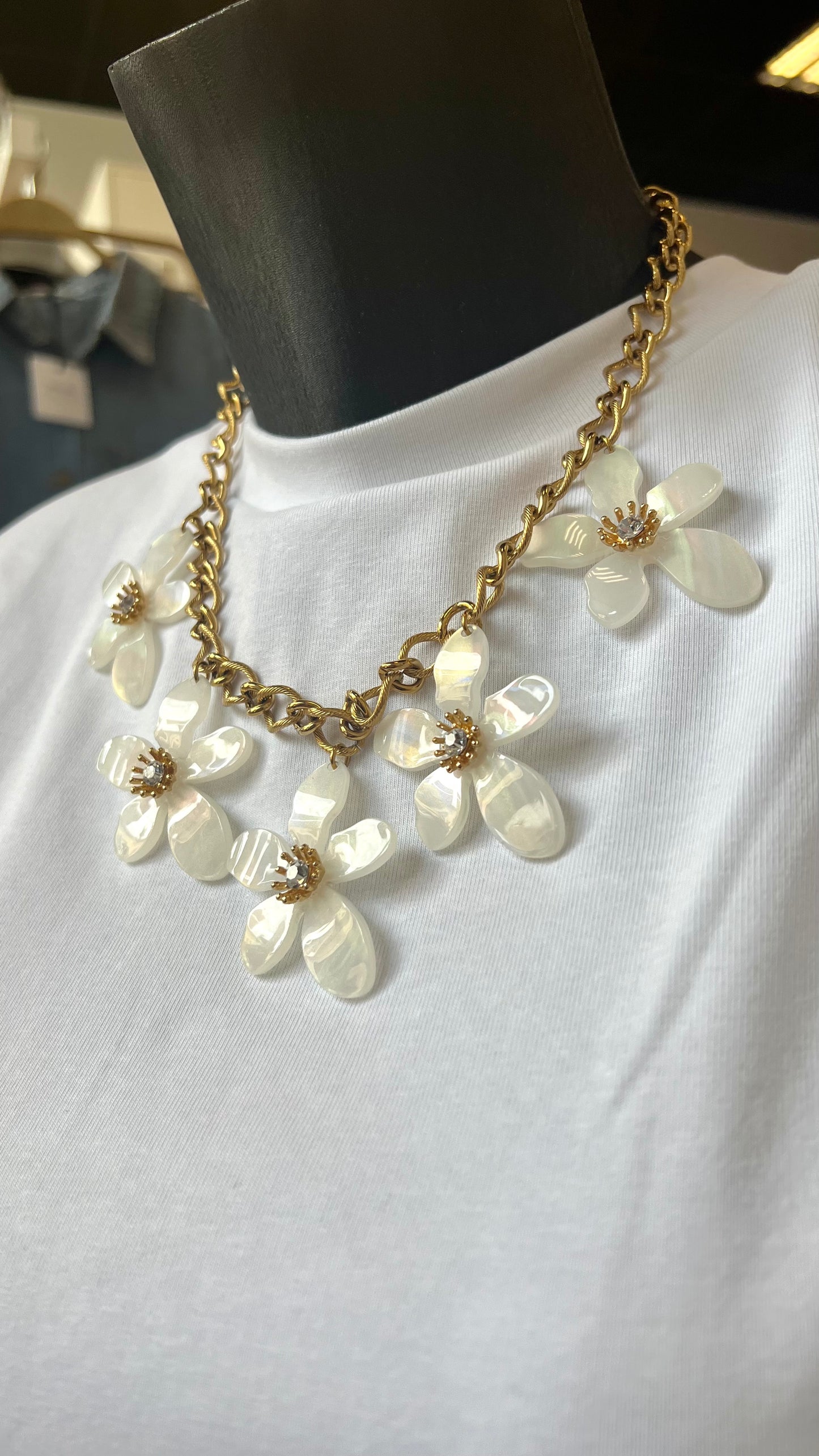 collier à fleurs finition nacrée