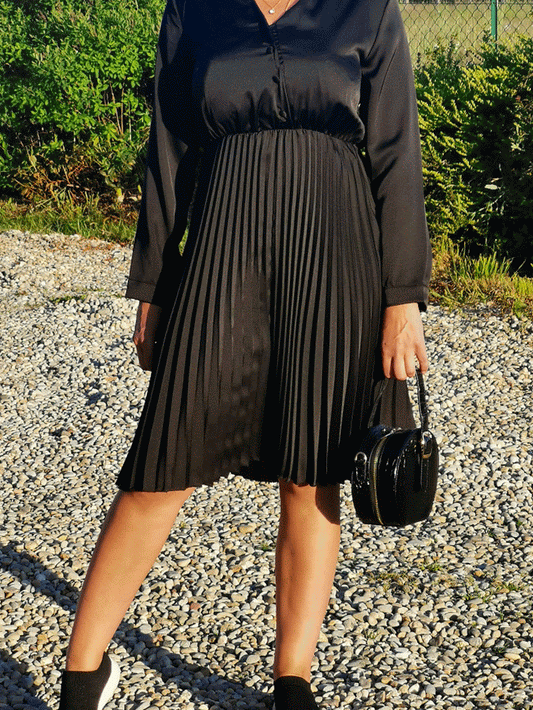 (13) robe noire satinée plissée