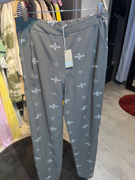 (26) pantalon kaki brodé fil blanc