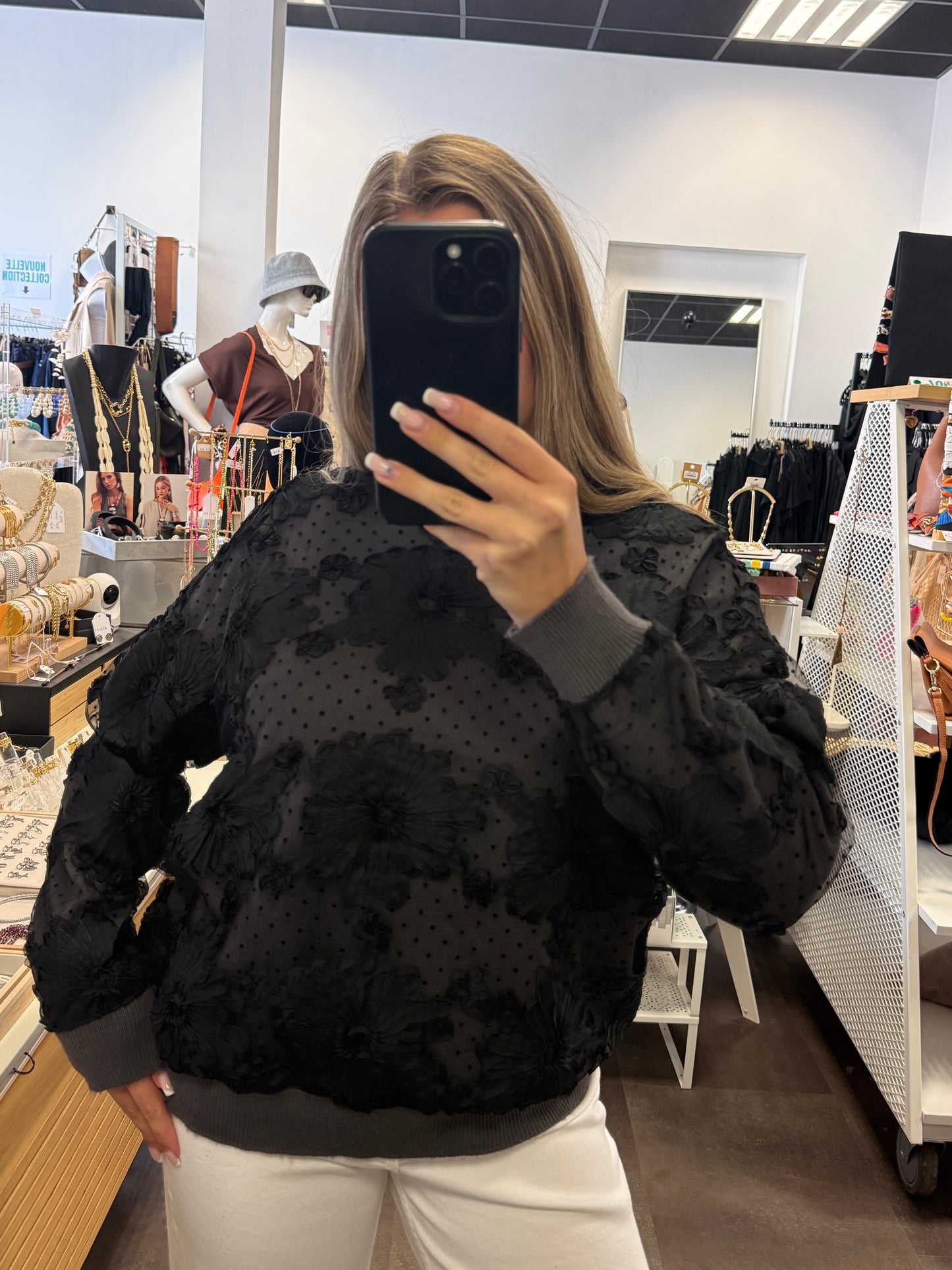 pull noir fleurs 3D