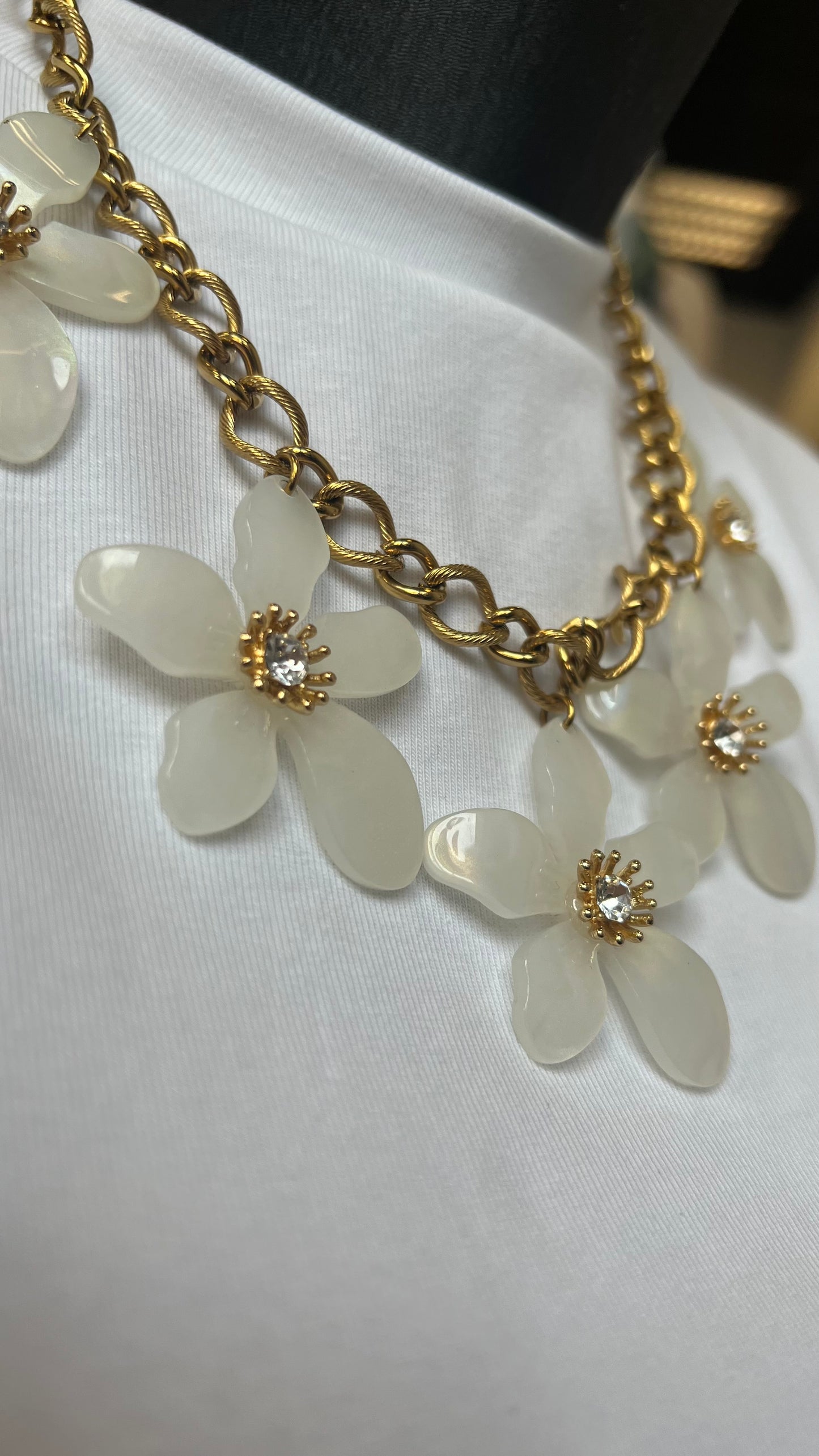 collier à fleurs finition nacrée