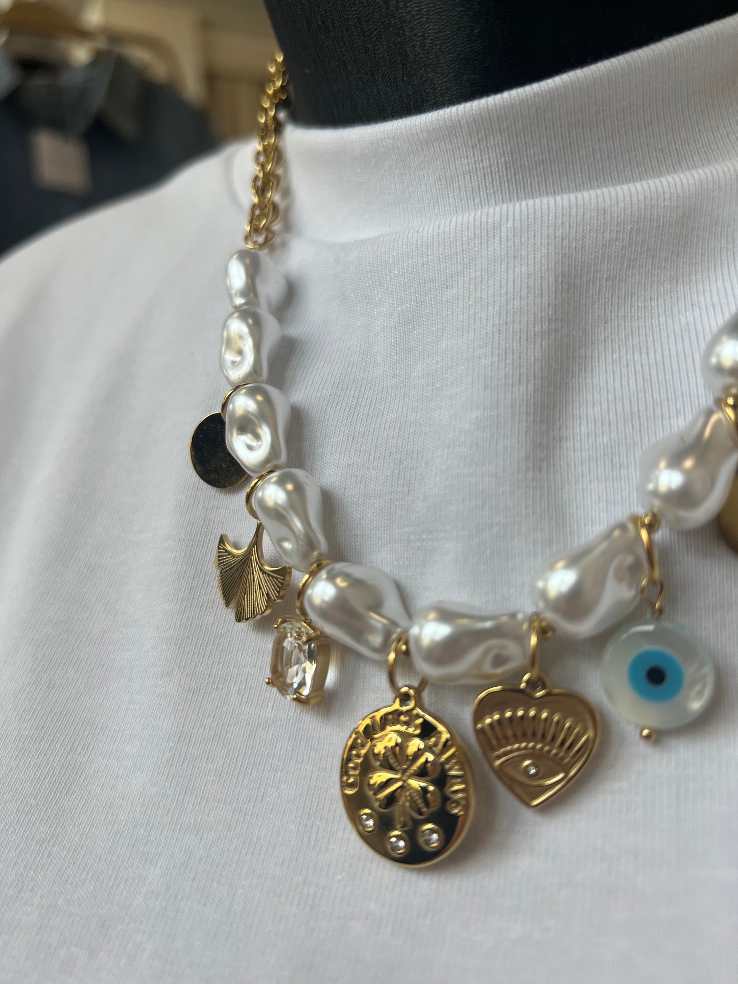 collier avec perles finition nacrées