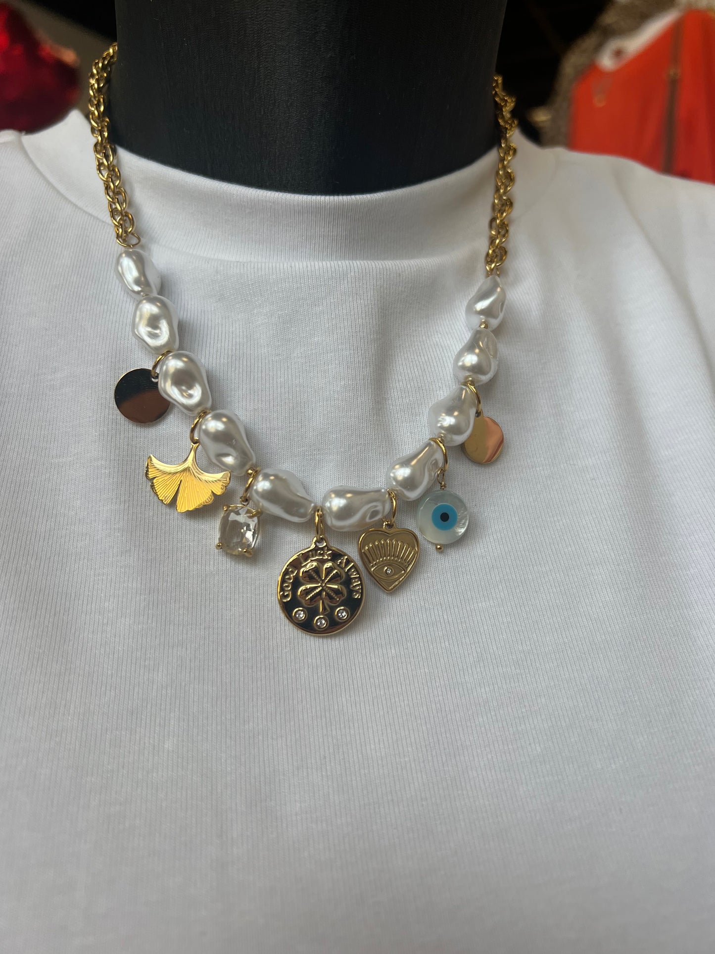 collier avec perles finition nacrées